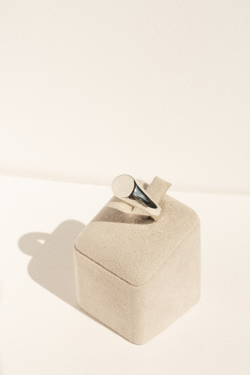 Milieu Circle Signet