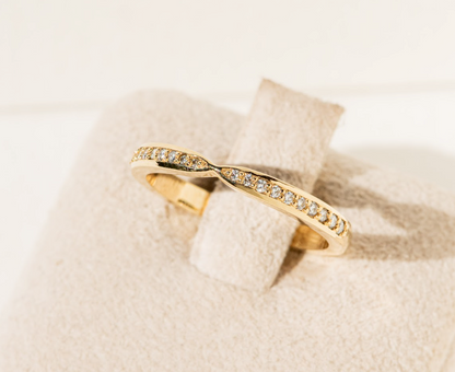 Vintage Pinch Ring - 18ct