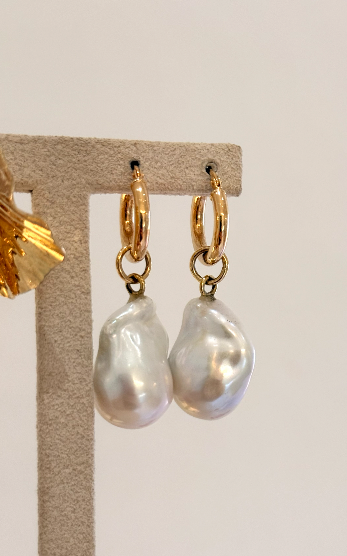 Milieu Baroque Pearl Charm